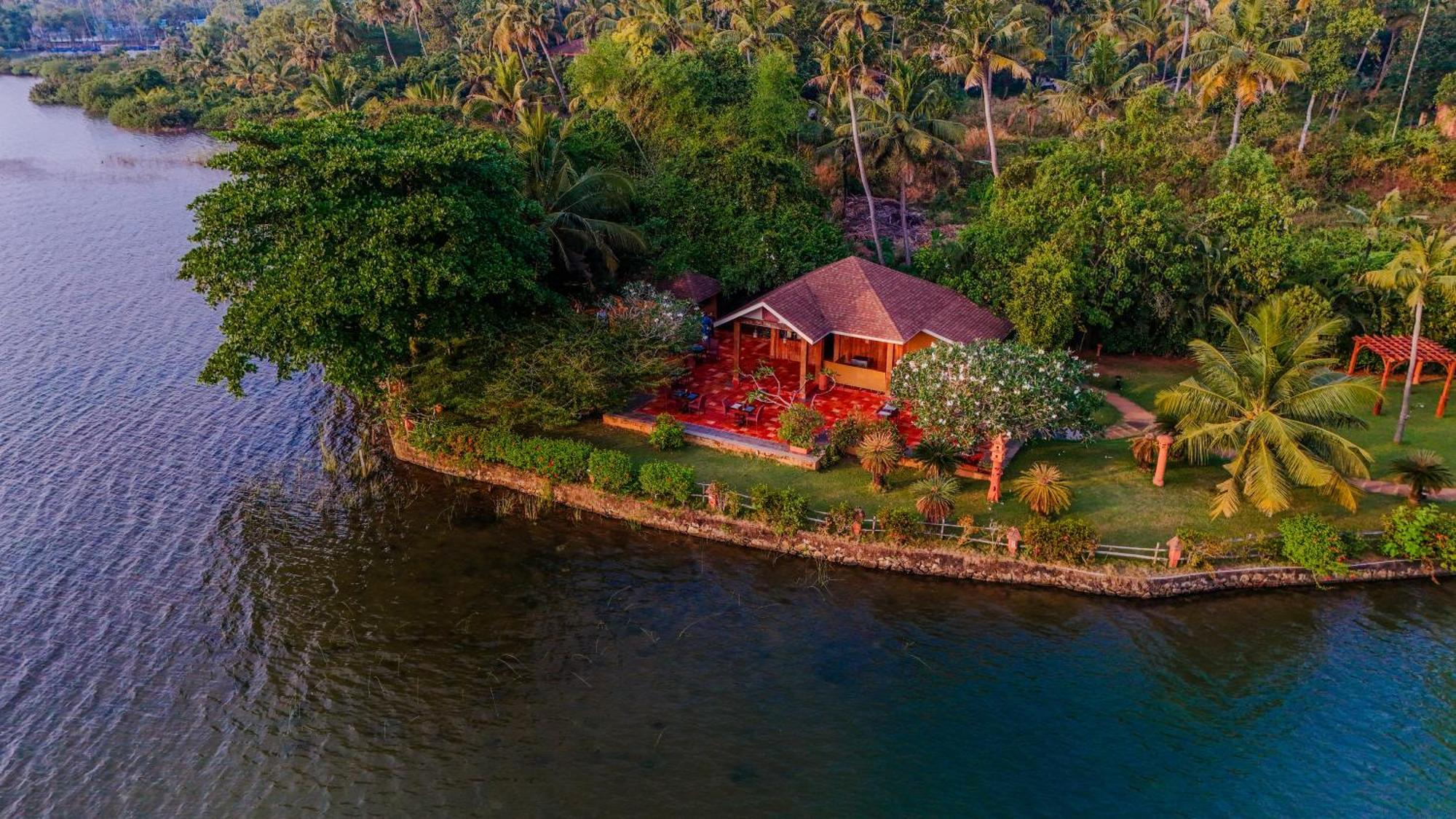 Fragrant Nature Backwater Resort & Ayurveda Spa Kollam Buitenkant foto